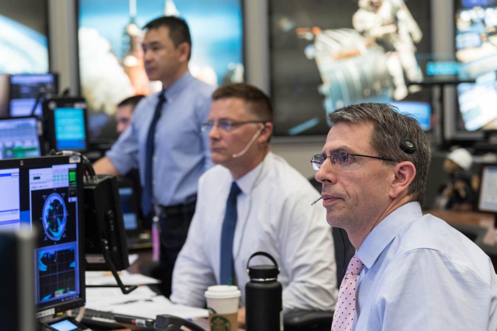 NASAJohnson's tweet photo. .@Space_Station flight controllers in Houston guide @Astro_Sabot &amp; @Astro_Kanai  through spacewalk tasks today as they perform maintenance on the station's robotic arm, the @csa_asc's Canadarm2. Learn more: https://t.co/kiqZQKsrTK https://t.co/Im1o4faTFs