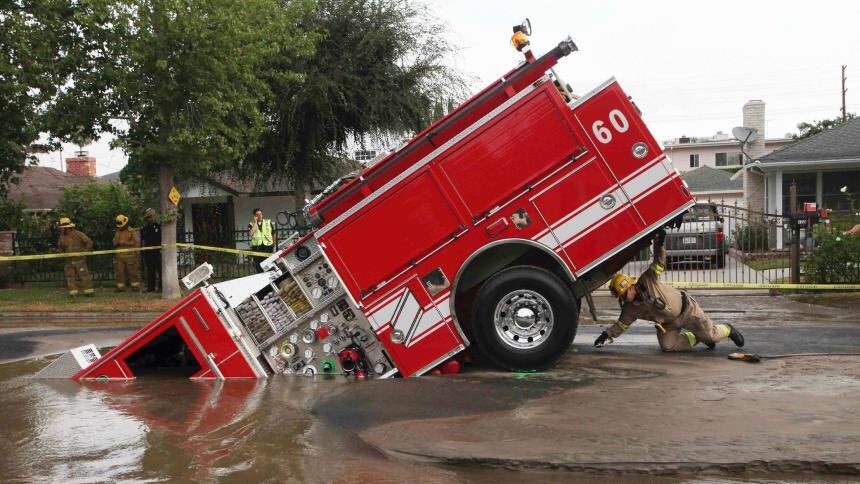 Image rare d’un pompier soulevant à bout de bras son camion pour qu’il se réapprovisionne en eau