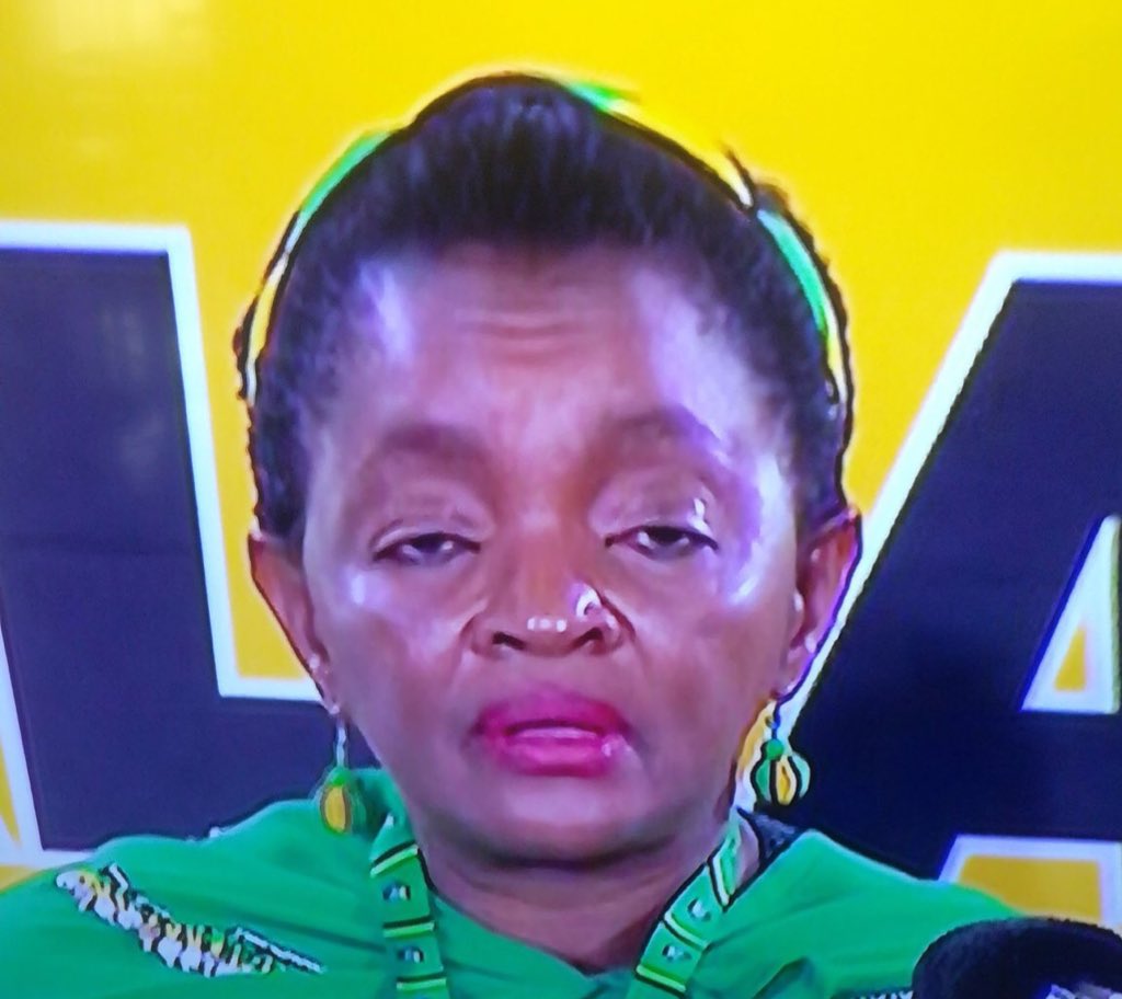 unuthy_'s tweet photo. Cyril's speech is flowing, fluent. I miss ubaba, maybe he would have started singing mid speech #umshiniwam #SONA2018 #SONA18 #CyrilRamaphosa #RamaphosaIsPresident #NationalAssembly #NA #ZumaExit #ZumaResigned https://t.co/CY8BFaTBLl