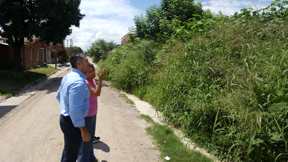 gastonggalindez's tweet photo. #Ahora en Barrio Costa Azul junto a Patricia vecina de un Baldio... Notificamos e intimamos al propietario. Tiene 72hs para ponerlo en condiciones https://t.co/LuxEZeK8SY