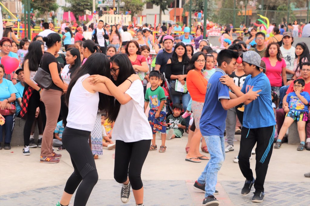 chumbimune's tweet photo. Orgullosa de ver a los jóvenes y familias disfrutando de nuestra celebración por el día de la amistad en el parque de la familia.  #SantaAnita #Juventud #LasObrasQuedan https://t.co/bI4BWbW5c9
