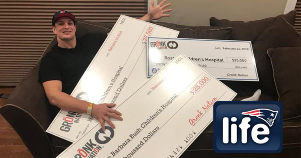 Patriots's tweet photo. $25K to help kids at @BostonChildrens 
$25K to help kids at @MaineMed
$25K to help kids at @HasbroChildrens

@RobGronkowski visits three local hospitals: https://t.co/CgH07KXFGd https://t.co/XspX86ddbp