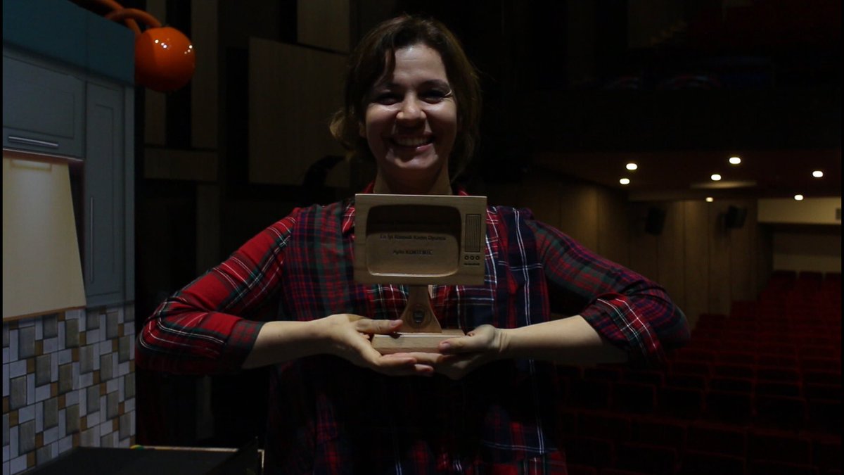 6. Bilkent Tv Ödülleri "En İyi Komedi Kadın Oyuncu Ödülü" sahibi Aylin Kontente'ye ödül takdiminden bir kare... Kendilerini tekrar kutlarız. #BilkentTvÖdülleri