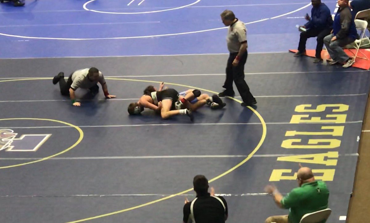 EV3rdGrade's tweet image. Tough match for round 1, but Bransen pinned region 4 champ in the 3rd round! 💚🤼‍♂️ #GoDevils #leaveitonthemat