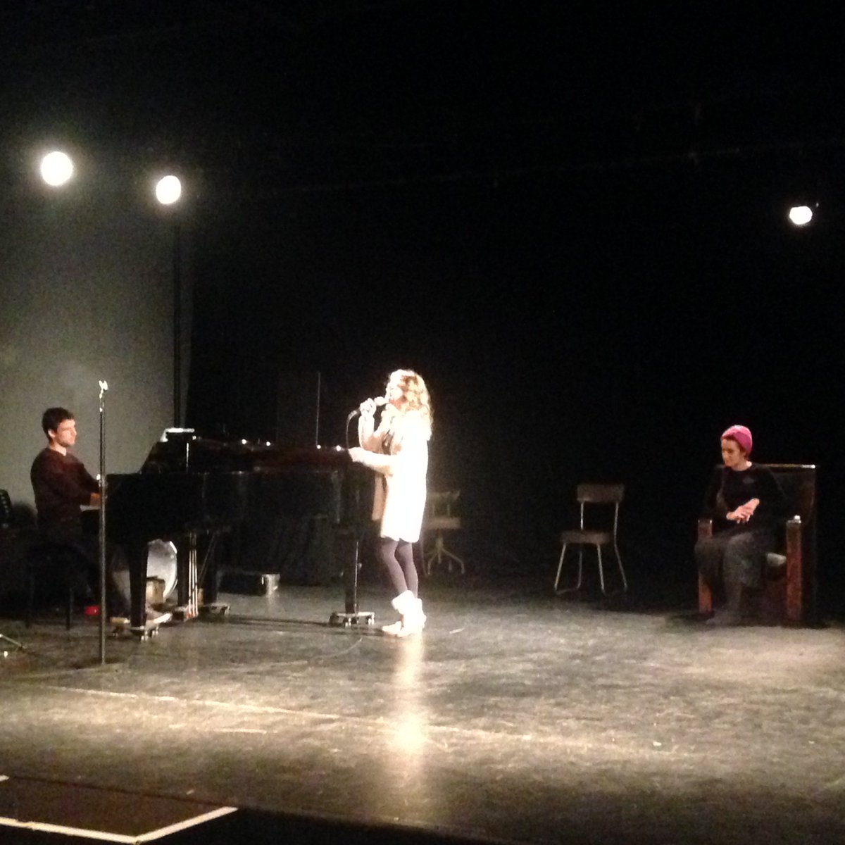 HalldelaChanson's tweet photo. [CABARET EUROPE] Le #BirgitEnsemble en pleine répétition ! Venez les voir mercredi 21 février à 20h au Hall à @LaVillette 
Informations sur https://t.co/Nb1IJ5dtUe ou au 01 53 72 43 00
Réservations : https://t.co/Bp6nOaf5Pk https://t.co/nphRI4lsQq