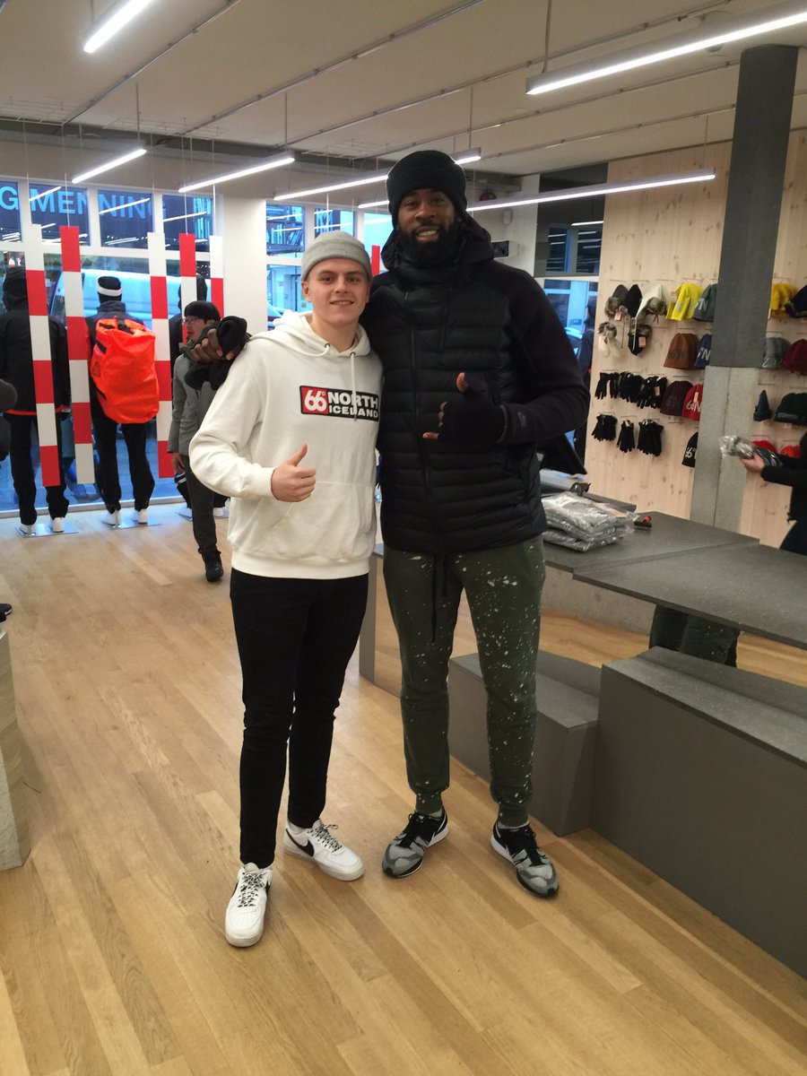 Kristoskuli's tweet photo. Þessi kom og kíkti í 66 norður á laugarveginum fyrr i dag, ekkert smá almennilegur gæi! #korfubolti #dominos365 @DeAndre https://t.co/6AFoi0b7hm