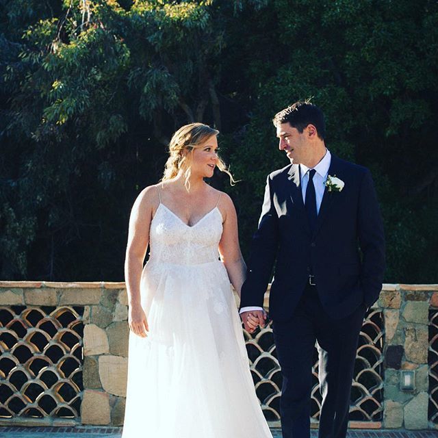 TheWeddingCat's tweet photo. Sooo... I guess Amy Schumer had a surprise wedding 😯. I actually didn’t know that she was dating anyone 🤦🏽‍♀️. My gossip radar has been off lately. 
Amy married chef Chris Fischer on Tuesday, Feb 13th at a beachfront estate in Malibu. Amy wore @m… https://t.co/R4fPv0qUAk https://t.co/vBYgTIHCAc