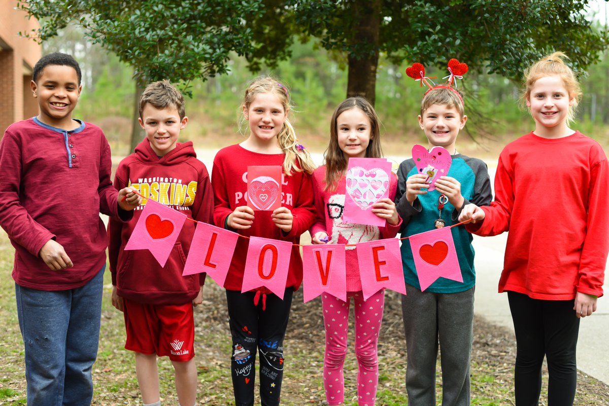 oneccps's tweet photo. Random Acts of Kindness Week: From @WPESPrincipal "chalk the walk" to @lindsayporzio spreading kindness to first responders and @EESMaher creating valentines for nursing home residents and @_MealsOnWheels, our students are spreading kindness in our schools and community! #oneCCPS https://t.co/sFJab4AFhD