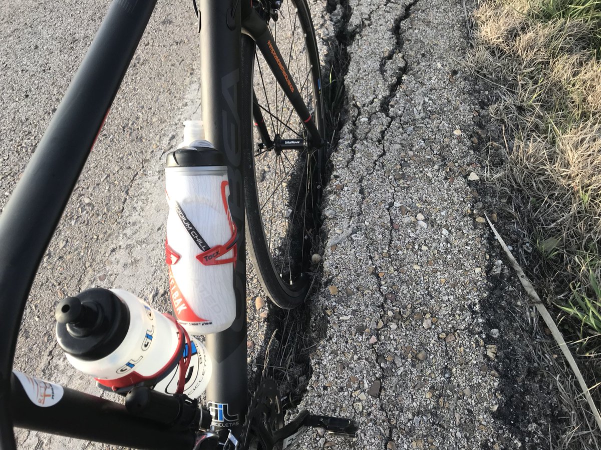 fernanditofnl's tweet photo. Estimada @ComunidadMadrid @RosaliaGonzalo, este es el estado del arcén de la #M417 entre #Casarrubuelos y #Cubas(lleva varios años así)
Los ciclistas nos jugamos la vida ya lo suficiente como para que las carreteras, y arcenes, estén impracticables.
cc @ccifuentes https://t.co/yJXtSdvCOr