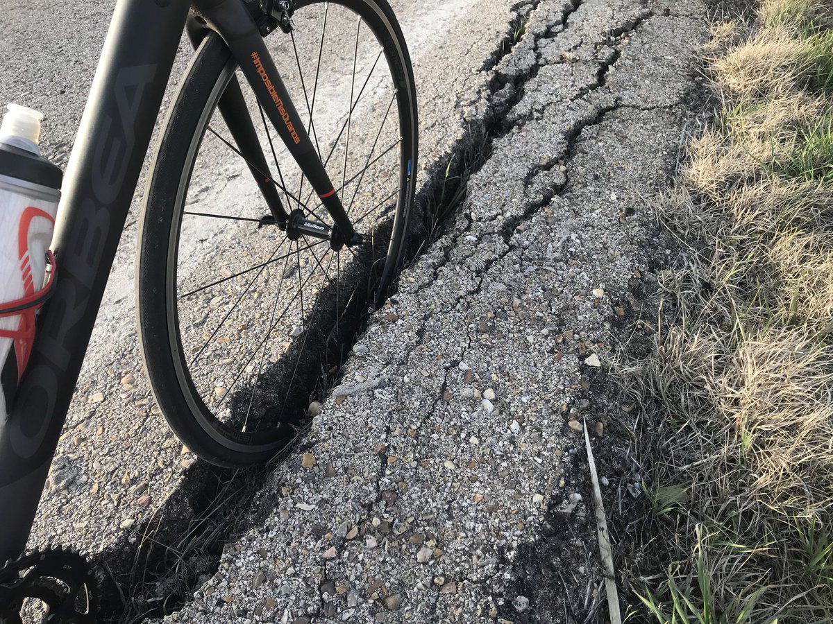 fernanditofnl's tweet photo. Estimada @ComunidadMadrid @RosaliaGonzalo, este es el estado del arcén de la #M417 entre #Casarrubuelos y #Cubas(lleva varios años así)
Los ciclistas nos jugamos la vida ya lo suficiente como para que las carreteras, y arcenes, estén impracticables.
cc @ccifuentes https://t.co/yJXtSdvCOr