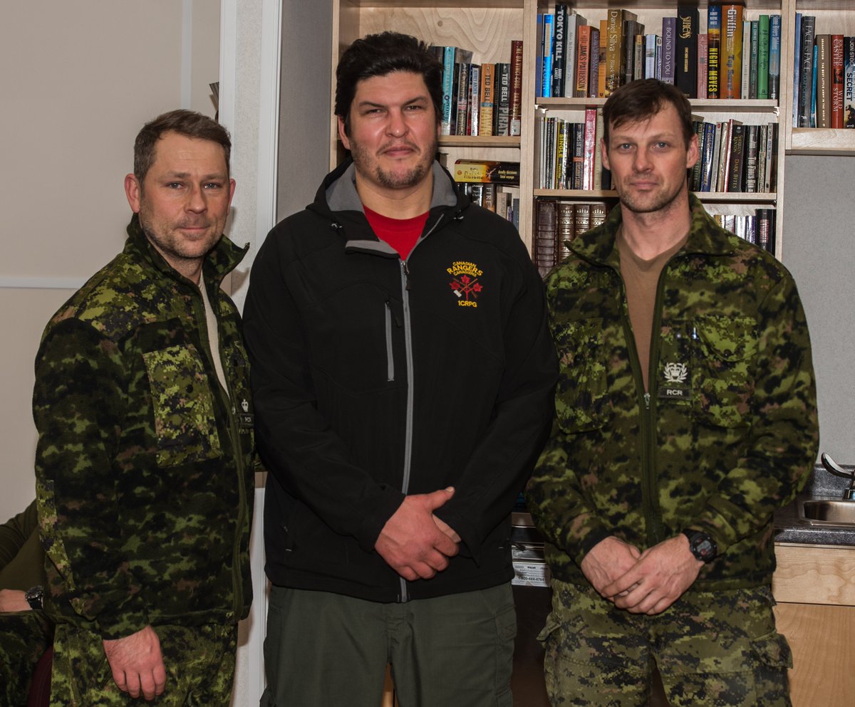 4CdnDiv4DivCA's tweet photo. Les membres de la Compagnie Mike, #3RCR félicitent les Rangers du 1 GPRC pour leur soutien exceptionnel lors de #NOREX18 au Centre d’entraînement dans l’Arctique (CAA) des des @ForcesCanada à Resolute, NU le 13 fév. 📸par le caporal Boudreault, Imagerie de la garnison de Petawawa https://t.co/4kJRZYlaYa