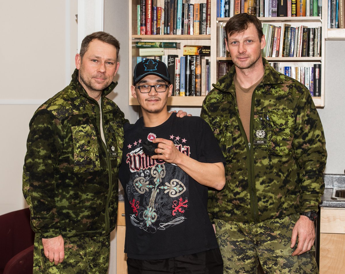 4CdnDiv4DivCA's tweet photo. Les membres de la Compagnie Mike, #3RCR félicitent les Rangers du 1 GPRC pour leur soutien exceptionnel lors de #NOREX18 au Centre d’entraînement dans l’Arctique (CAA) des des @ForcesCanada à Resolute, NU le 13 fév. 📸par le caporal Boudreault, Imagerie de la garnison de Petawawa https://t.co/4kJRZYlaYa
