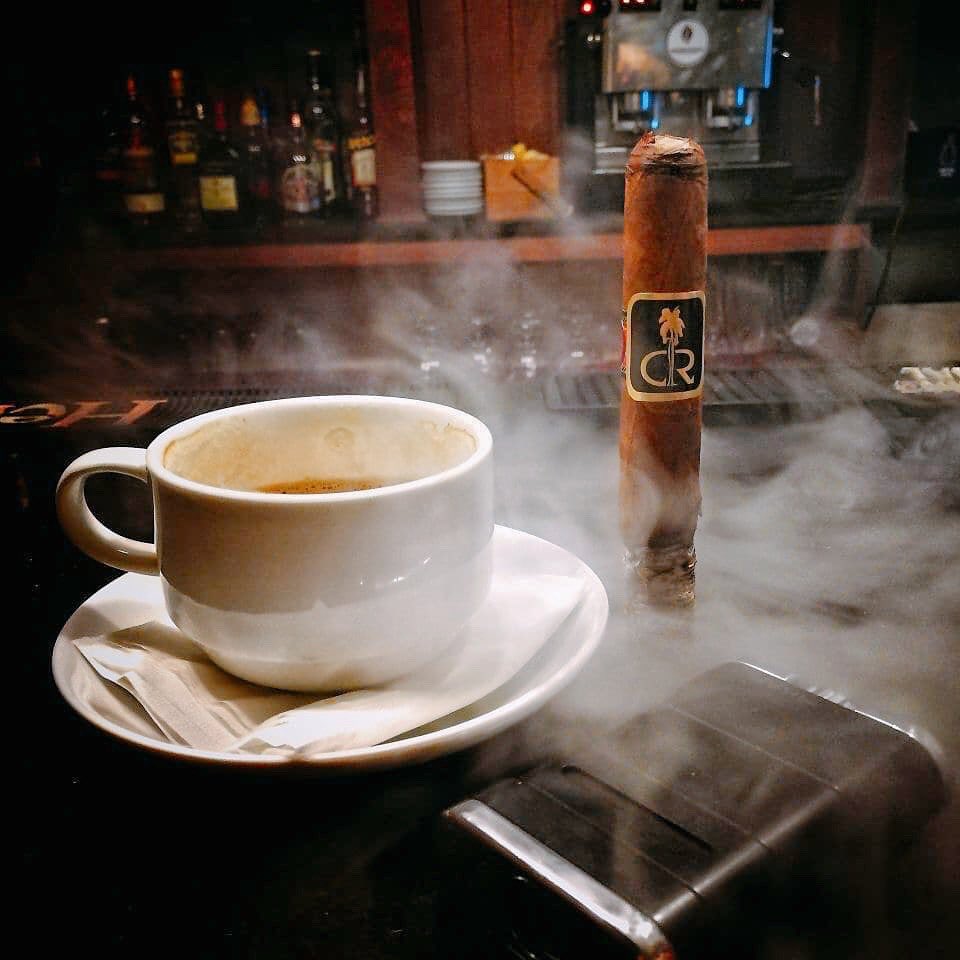 CDRCigars's tweet photo. Compartir tiempo con nuestros amigos siempre será parte importante de esto. ¡Gracias Saul R. por la tremenda foto y smokers.inc por el apoyo incondicional! #CDRMoment #CDRCigars https://t.co/yfLamCxejH