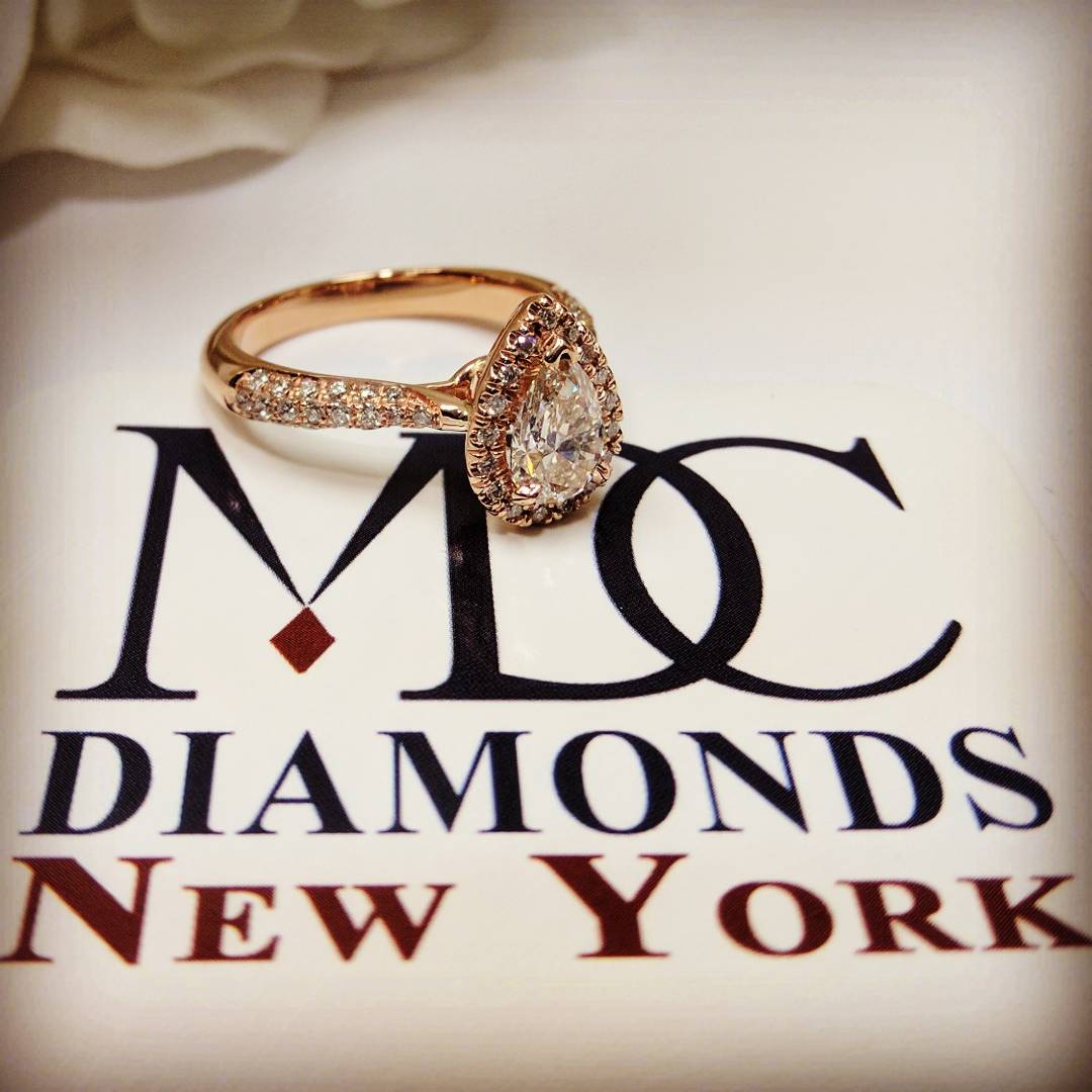 MDCDiamonds's tweet photo. Etoil Band Pear Shaped Diamond Halo Engagement Ring in Rose Gold

https://t.co/OkxdCR8XtV

#diamondsnewyork  #peardiamond #halo #taperedband #etoil #petite #teardropdiamond #mdcdiamondsnewyork #engagementringsnewyork #rosegold  #roundcutdiamonds #diamonds #shesaidyes https://t.co/5s0eiKtrhi