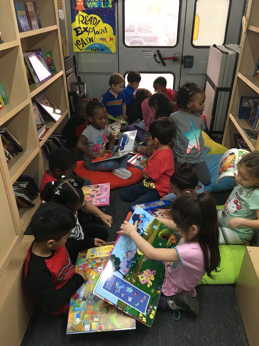 HyghSuzette's tweet image. A perfect way to end the week with my class @OMESOwls #readingonthego #mobilelibrary @ManorISD @ECinMISD #funstartshere