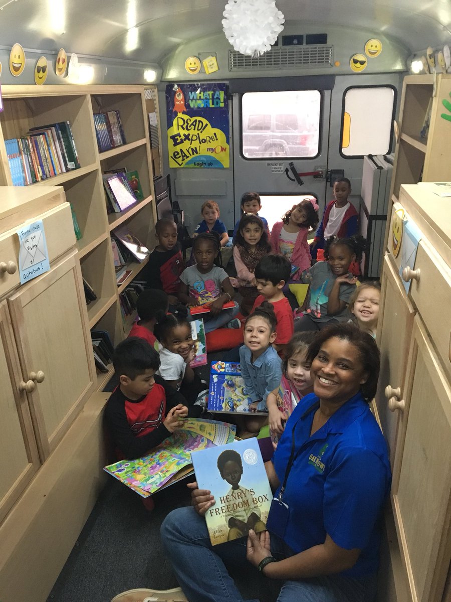 HyghSuzette's tweet image. A perfect way to end the week with my class @OMESOwls #readingonthego #mobilelibrary @ManorISD @ECinMISD #funstartshere