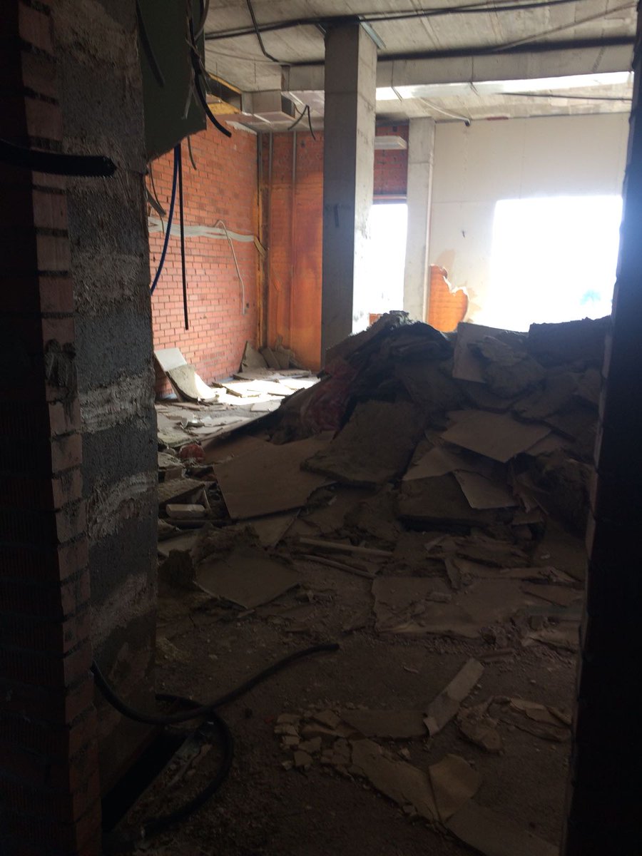 MadridDirecto's tweet image. Nos vamos hasta la Colonia Marconi porque los vecinos denuncian el estado de un edificio abandonado. Dicen que hay chavales que hacen botellón dentro y es muy peligroso. #MD108