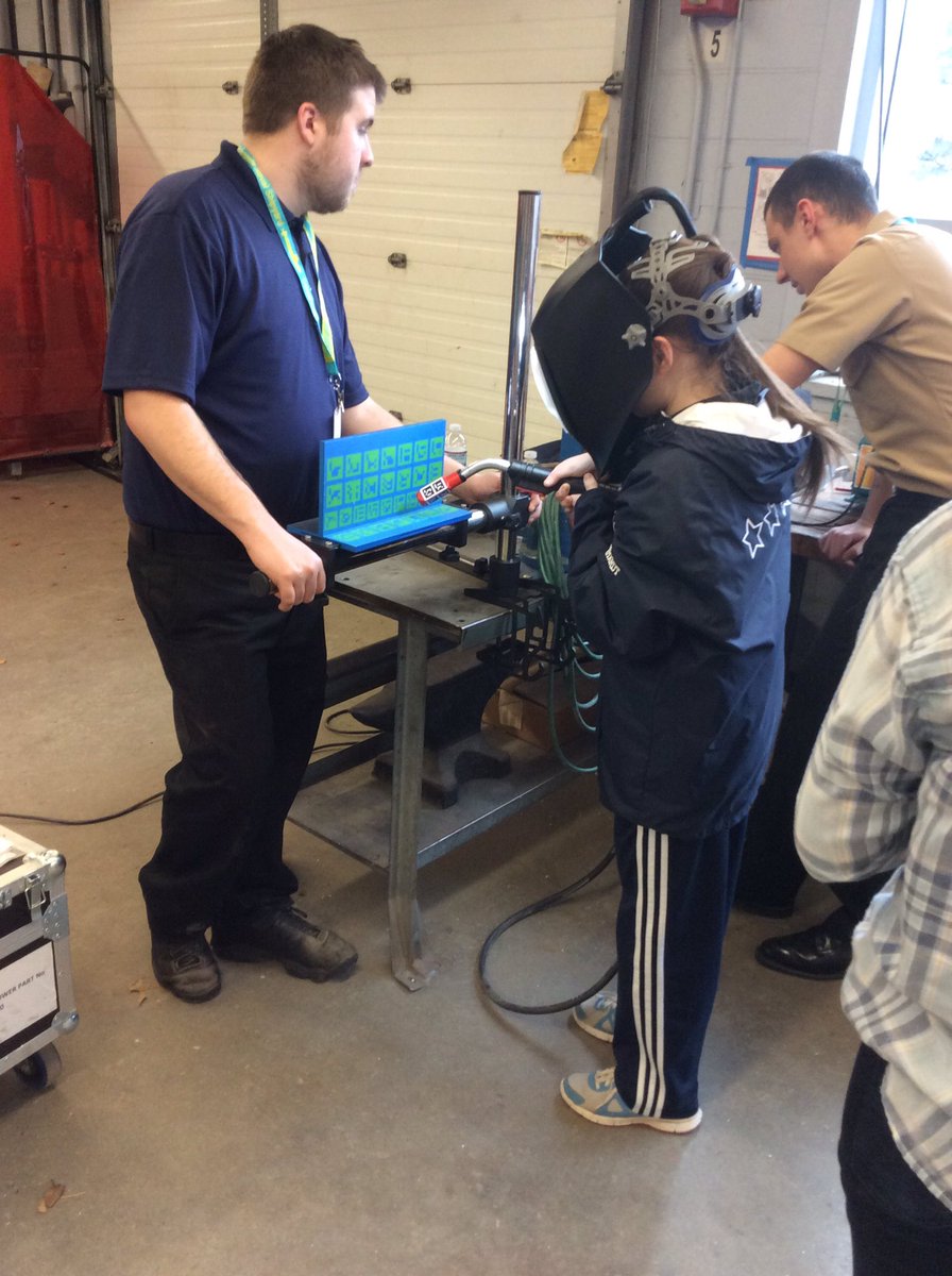cecelia_pernice's tweet photo. #HWSTEM virtual welders! https://t.co/xMFjMOxYgA