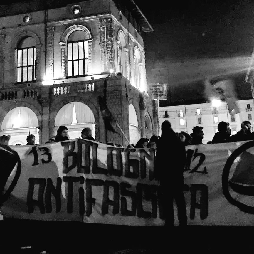 In migliaia ora a #Bologna per dire che non c'è spazio per #fascisti e #razzisti nella nostra città ma solo per chi pratica la #democrazia nel rispetto della #Costituzione 

#laparolaconlaF
#antifa