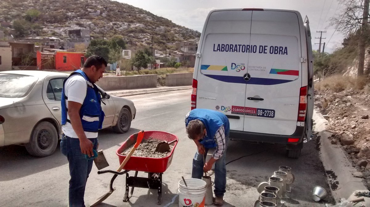 SECOED_RL's tweet photo. Personal del Laboratorio de Obra Publica en la Región Laguna de Durango, en muestreo de concreto fresco en tercera etapa: modernización camino Carlos Real - Col. Benito Juárez. Mpio. de Lerdo
#TransparenciayRencicióndeCuentas https://t.co/6urUWljRUt