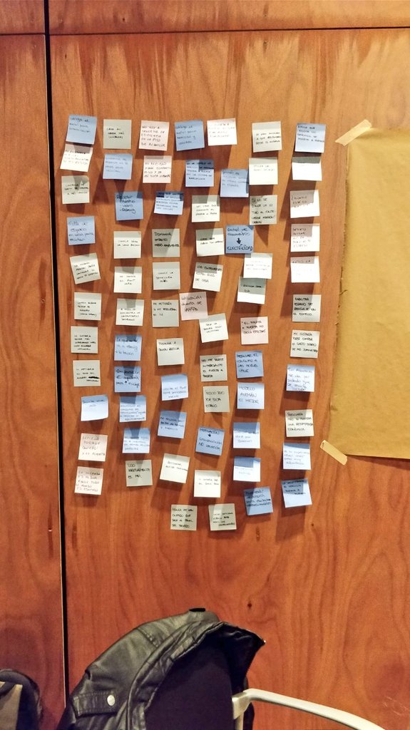 uxerschool's tweet photo. Y en nuestro #UXIMMERSIVE #Barcelona también definiendo personas con @monica_zapata y un mar de #postits 
#UX #UI #usuarios #design #research https://t.co/JrKcGVkPxu