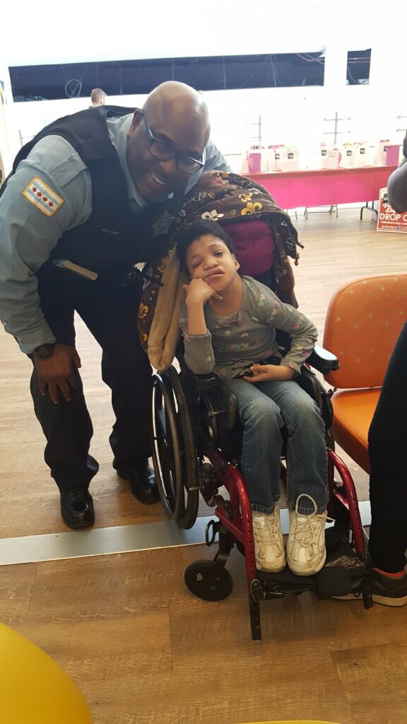 ChicagoCAPS03's tweet photo. #PositiveCommunityInteraction #TeddyBearGiveAway @Chicago_Police @ChicagoCAPS03 @ChicagoCAPSHQ Putting Smiles On Kids Faces Are PricelessβοΈ https://t.co/9uBYlmcLnY