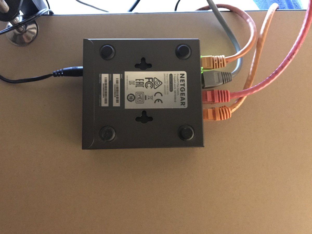 TechSNAP_Dan's tweet image. 3M Command strips for attaching stuff underneath the desk. 

#homelab