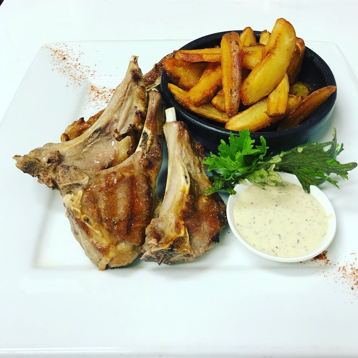 CasaColchagua's tweet photo. Chuletas de cordero secano con papas fritas caseras y aioli a las finas hierbas, ideal para un tinto de #colchagua 🍷🍴🐑🇨🇱 #Vendimia2018 #SantaCruz #vendimiasantacruz2018 #colchaguavalley #valledecolchagua #wine #vino #chile https://t.co/fu08W9gbX0