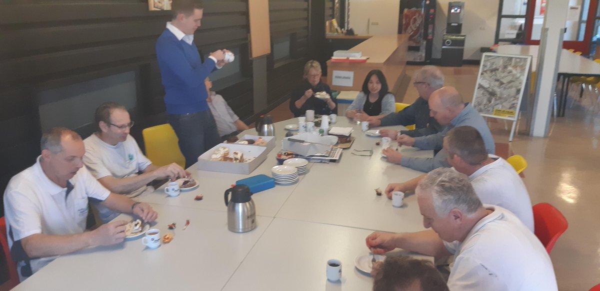 Onze collega Claudette was jarig! En dat wordt bij Bouwmensen traditioneel gevierd met gebak. Om stipt 11:00 uur verzameld iedereen in de kantine voor een lekker stukje. Fijne verjaardag Claudette!