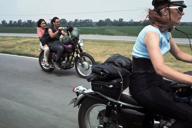 DesguaceBiker's tweet photo. También en color https://t.co/5u7DzTvJFt #DesguaceWeb #TheBikeriders #DannyLyon #culturabiker #fotografiabiker https://t.co/UM553DVQCr