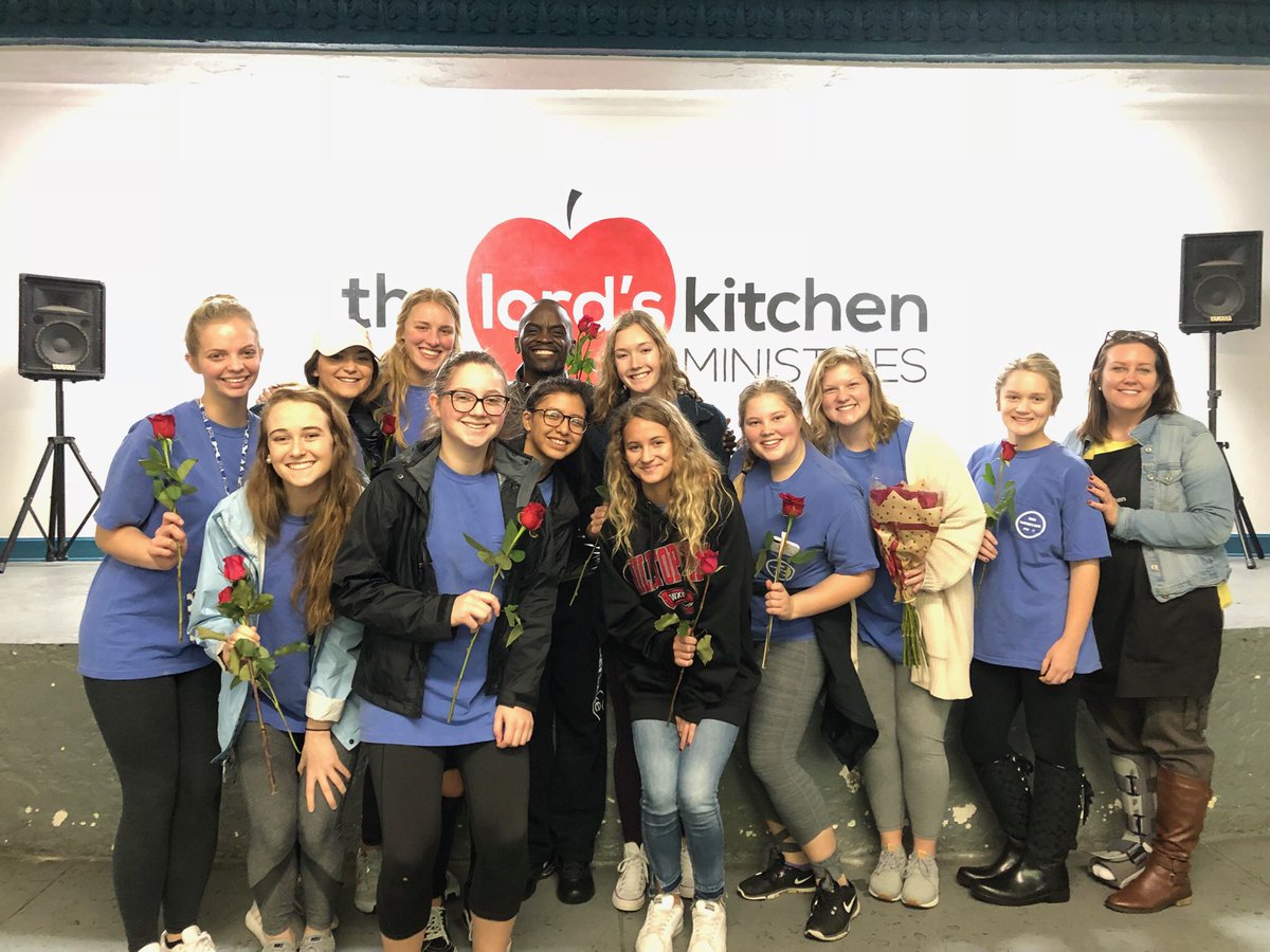 NOHSWomenLead's tweet photo. women’s leadership gals gave back to the community this morning-such a humbling experience!! ❤️ https://t.co/4wvcRIVVC3