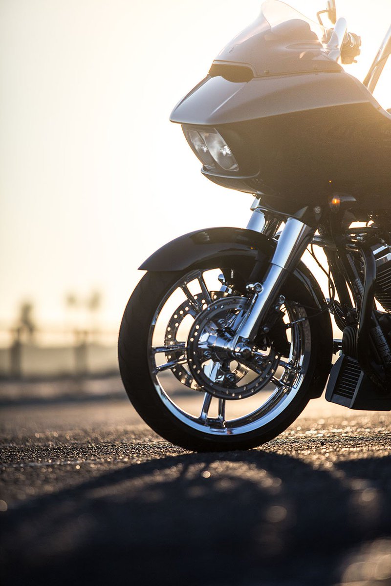 sportchrome's tweet photo. Low Sun, High Shine #sportchrome #worldsfinest #showquality #chromeplating #lifetimewarranty #chromewheels #chromeexchange #reinforcer #enforcer #harleydavidson #harley #streetglide #streetglidespecial #roadglide #roadglidespecial #bagger #baggerwheels #madeintheusa https://t.co/1siOX4vnsV