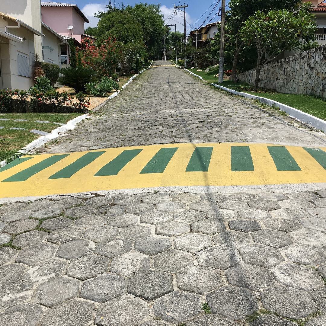 siguimaraes's tweet photo. Fevereiro e meu condomínio já se enfeitou para a Copa do Mundo. Tem alguém ansioso aqui? #Brasilsilsilsil https://t.co/HxXtTFt76u