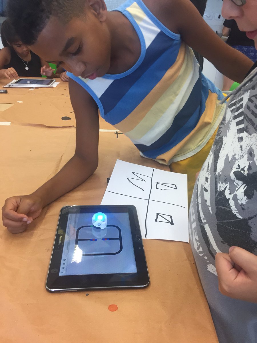 mariela_reiman's tweet photo. Hoy es dia de #realidadvirtual con @guri_vr y de #robotica con @ozobot en #lugardeinventos. @chicos_net en @ccdelaciencia @SimonYagas https://t.co/I9bRM9r2HU