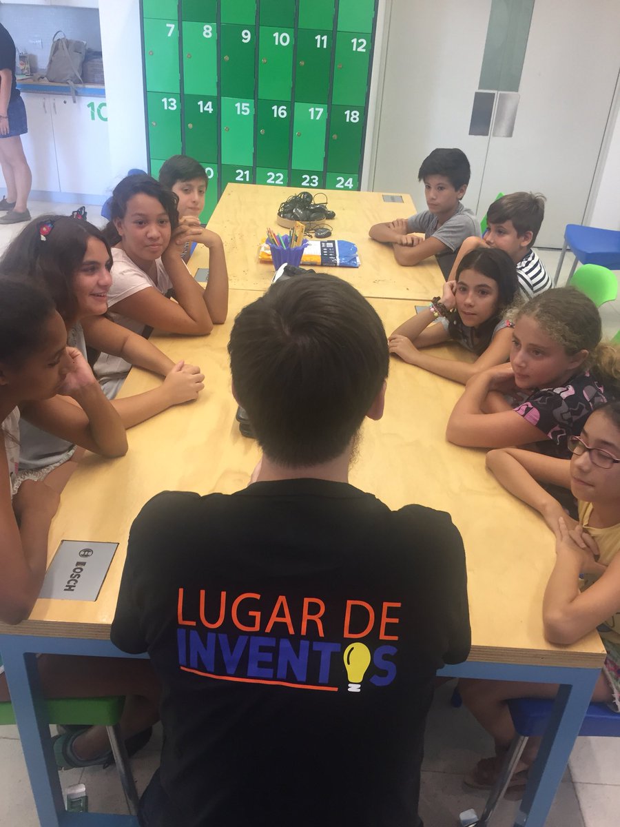 mariela_reiman's tweet photo. Hoy es dia de #realidadvirtual con @guri_vr y de #robotica con @ozobot en #lugardeinventos. @chicos_net en @ccdelaciencia @SimonYagas https://t.co/I9bRM9r2HU
