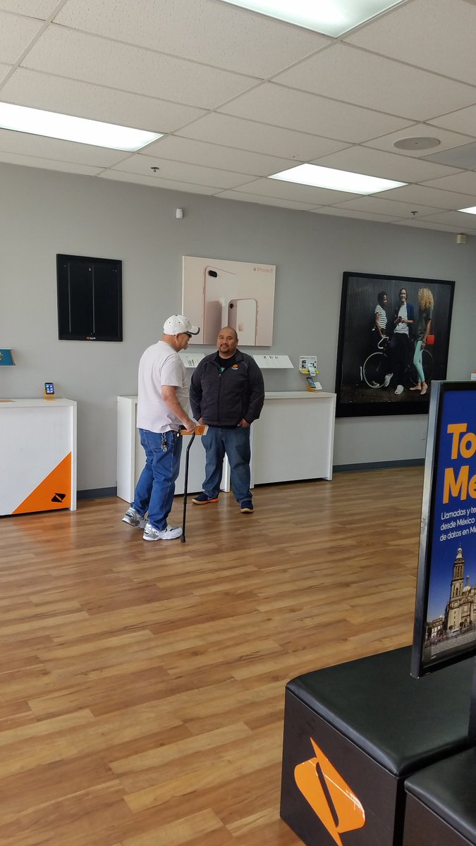Leading from the front line, helpping out with sales on the floor. <a href="/t_tuor/">Tony Tuor</a> @GoJoeDubbsSPG <a href="/2020MobileInc/">20|20 Mobile, Inc.</a> <a href="/prailpcs/">Patrick Rail</a>