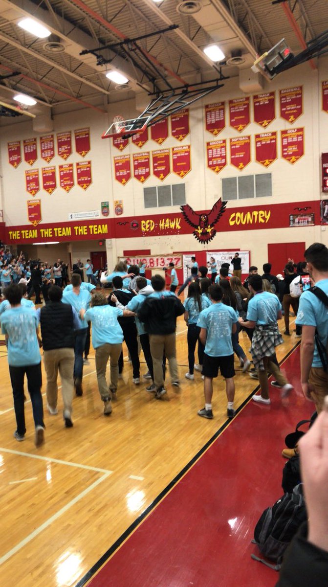hannah_elieen's tweet photo. God bless FaceTime! Incredible job this week AHS β¨ #ProudRedHawk https://t.co/HqhsfkxwOS