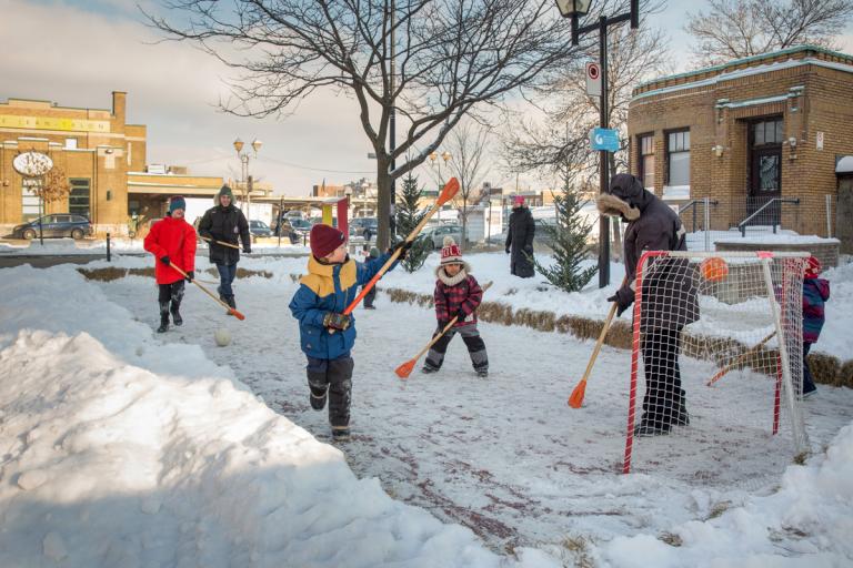 Monmontreal's tweet image. Il neige? ❄ On s&apos;amuse dans les rues piétonnes! bit.ly/2ByjkyK via @MTL_Ville #espacespublics #hiver