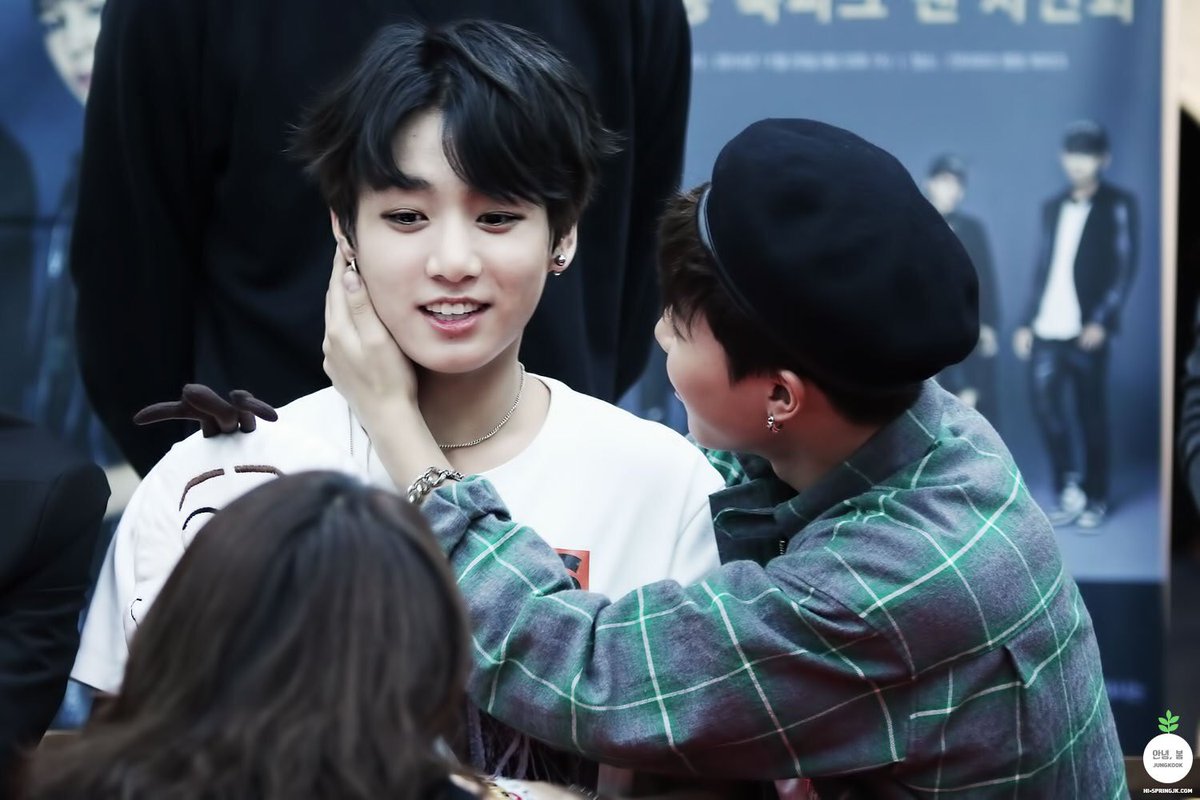 kookpiics's tweet photo. 🐰🐥 https://t.co/LvHfeuGX9o