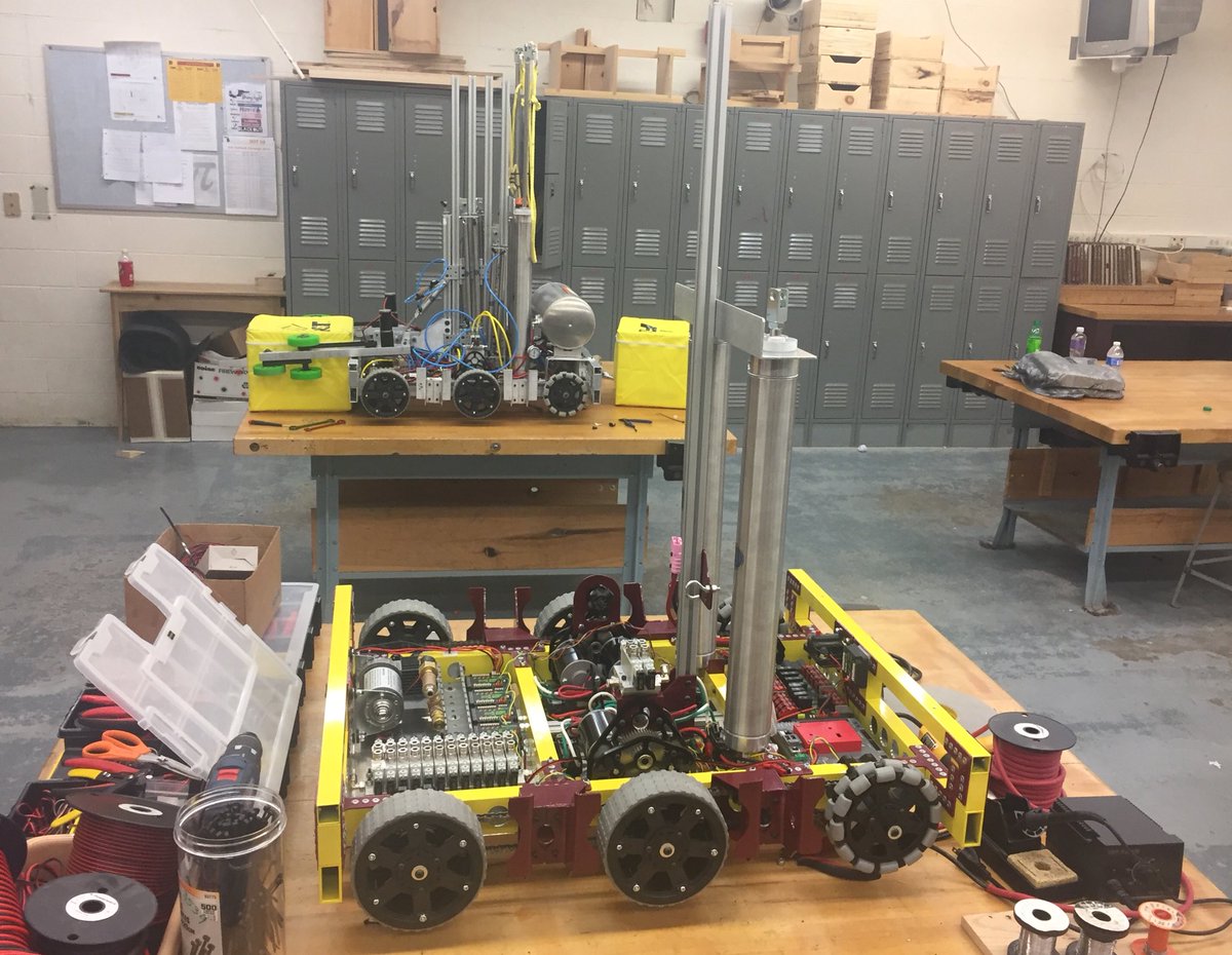 TEAM3534's tweet image. CBot - PBot. Countdown to stop build... @DavisonSchools @DTV_Official @skenkel_1 #firstpower