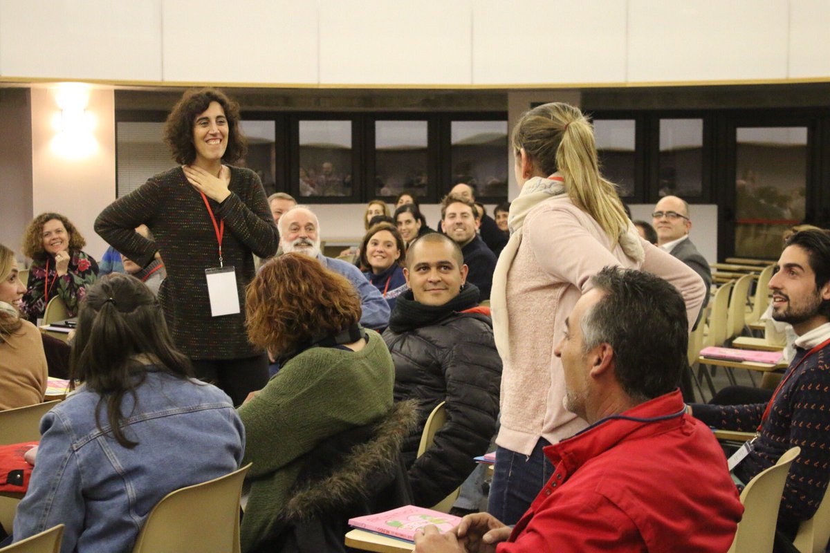 Entreculturas's tweet photo. Comenzamos el VI Encuentro de la Red Solidaria de Jóvenes dándole la bienvenida a l@s más de 50 profes y acompañantes de la mano de @EireneOg nuestra responsable de Ciudadanía #Aventurate #enMovimiento https://t.co/doWD5TU45N