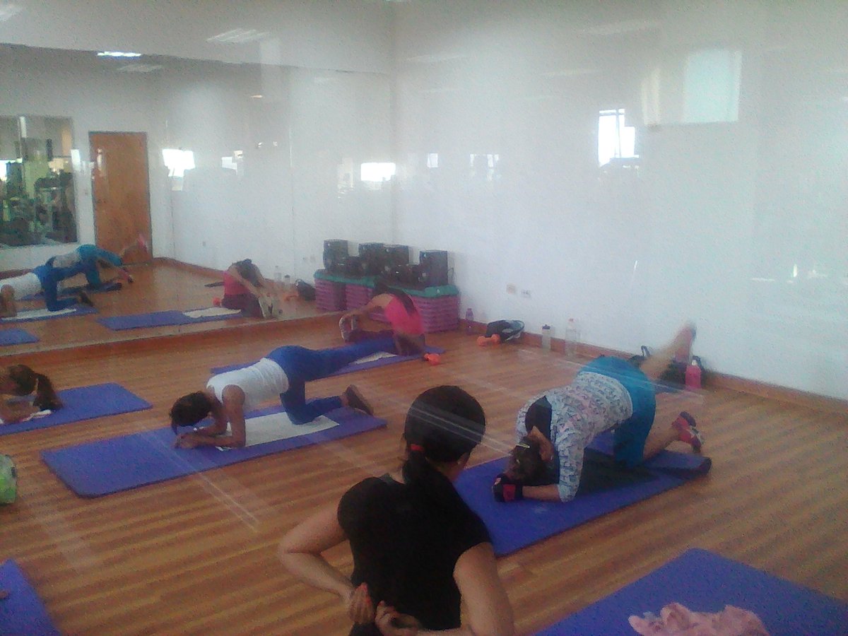 MPV_Carabobo's tweet photo. involucrandonos cada dia mas con la comunidad allegadas de la @GBMP_LomasdeF  practica de yoga ,haciendo vida y cumpliendo con las politicas exigidas por nuestro lider supremo @NicolasMaduro  contamos con el apoyo de nuestro lider @mimouvargas https://t.co/BYEDHIlky5