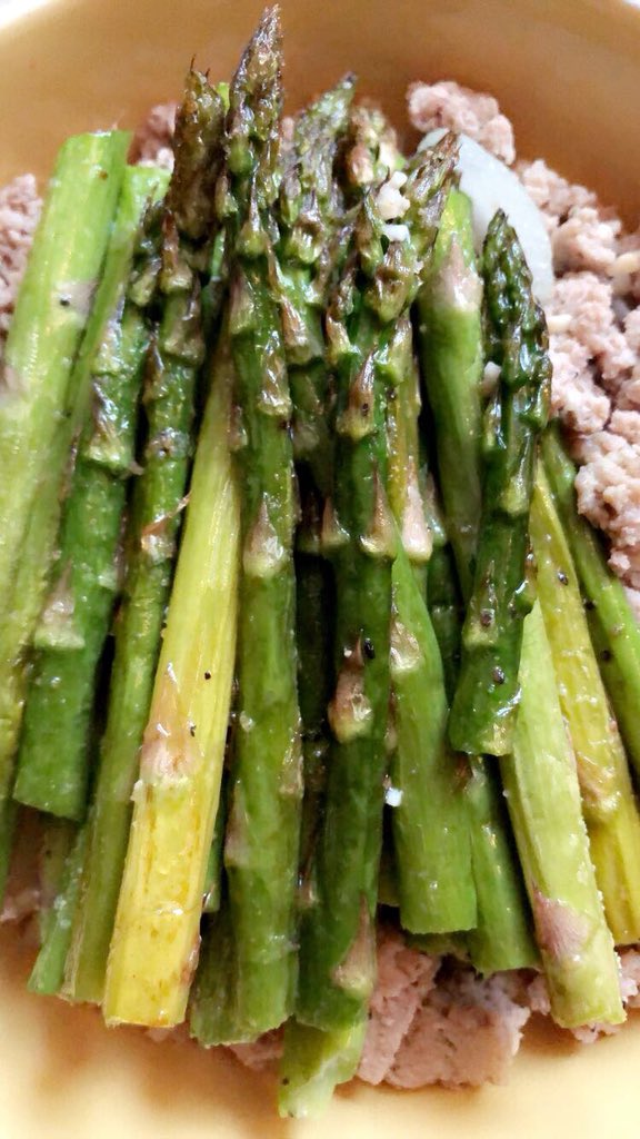 Coco__Marie's tweet photo. Brown rice, seasoned ground turkey, and garlic roasted asparagus. #PowerBowl #ILoveAsparagus #DelishAndNutrish https://t.co/7E4NO4bivR