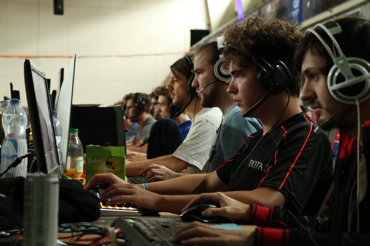 ScytheofSeraph's tweet image. So guys! Our SoS-LoL-team and our SoS-CS:GO-lanteam will entertain you from today until the 18.02. on #EEvent X in Burgdorf.
You can identify our players with our special SoS-shirts! Have fun! And the best of luck to our players! #EEventX 
Photos by @obeyphil