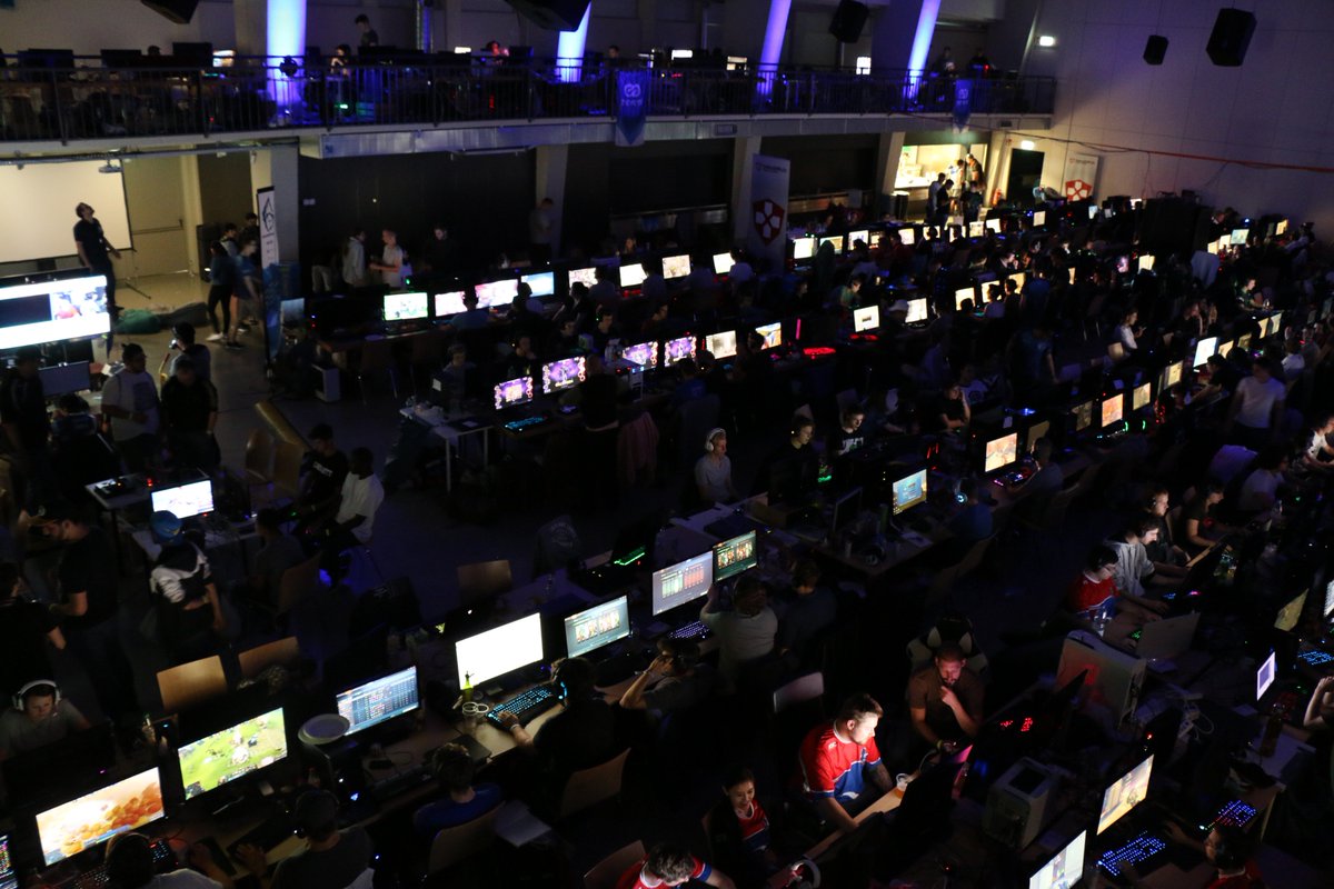 ScytheofSeraph's tweet image. So guys! Our SoS-LoL-team and our SoS-CS:GO-lanteam will entertain you from today until the 18.02. on #EEvent X in Burgdorf.
You can identify our players with our special SoS-shirts! Have fun! And the best of luck to our players! #EEventX 
Photos by @obeyphil