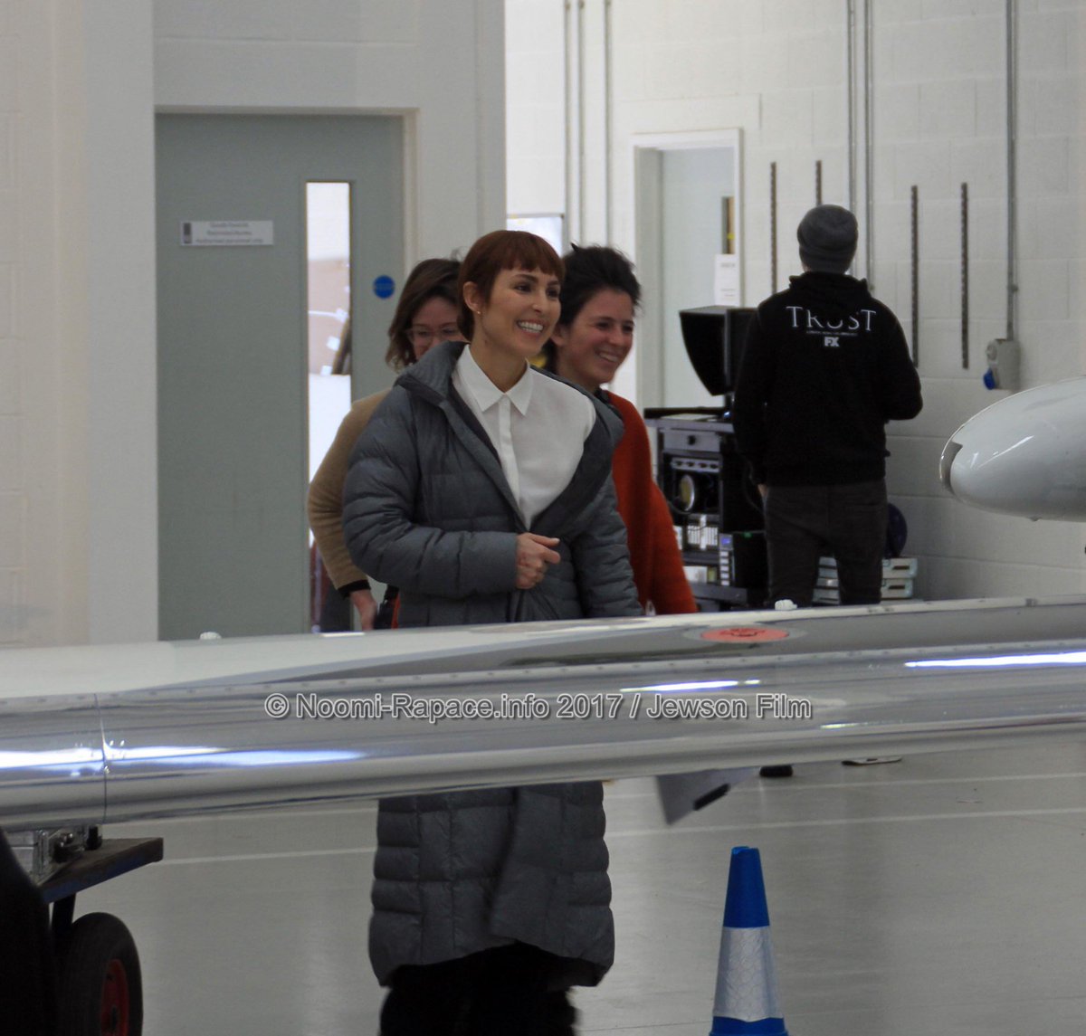 NoomiRapaceInfo's tweet image. Noomi arriving on set yesterday with “Close” director Vick Jewson. #closethemovie #closemovie #vickyjewson #NoomiRapace #noomirapaceinfo @WestEndFilms_UK @JewsonFilm