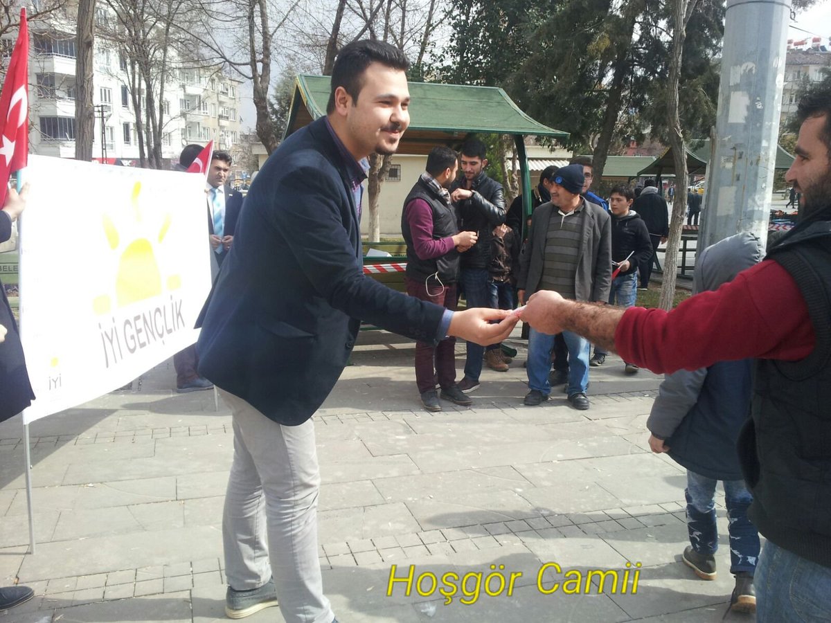 İYİ Parti Gençlik Kolları Gaziantep İl Başkanlığımız cuma namazı çıkışında şehitlerimiz için lokum dağıttı. Allah kabul etsin