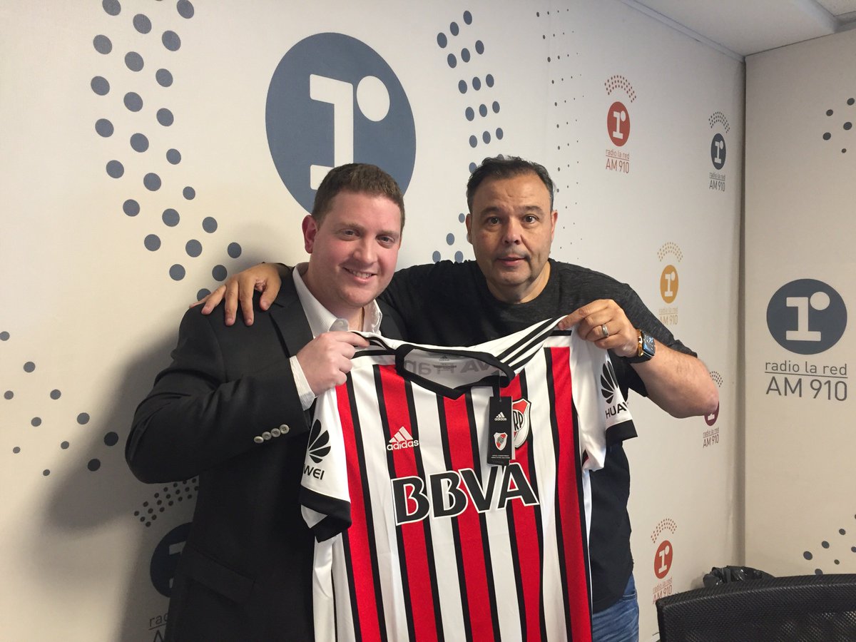 radiolared's tweet photo. Estamos sorteando la camiseta de River! Para participar tenes que darle RT y escribirnos a #Viale910 con tu nombre, apellido y DNI https://t.co/tfkDAVCZQr