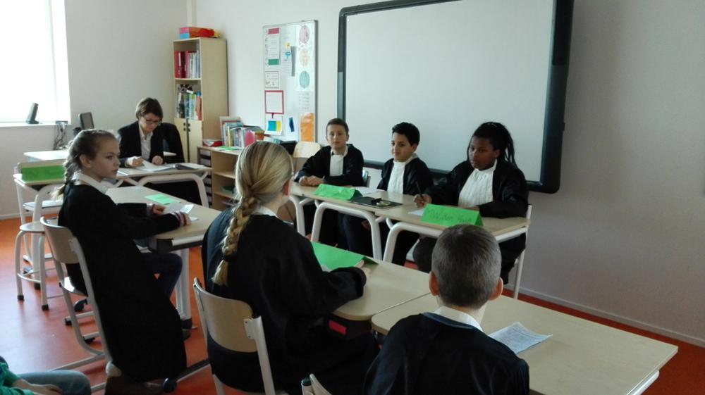 PrBeatrixschoo1's tweet photo. Met een échte advocaat in de klas speelden de kinderen van groep 7 #rechtszaken na. De leerlingen schreven een #pleitnota en bedachten goede argumenten. De rechters stelden goede vragen en namen een besluit. https://t.co/flvA9PgvNN