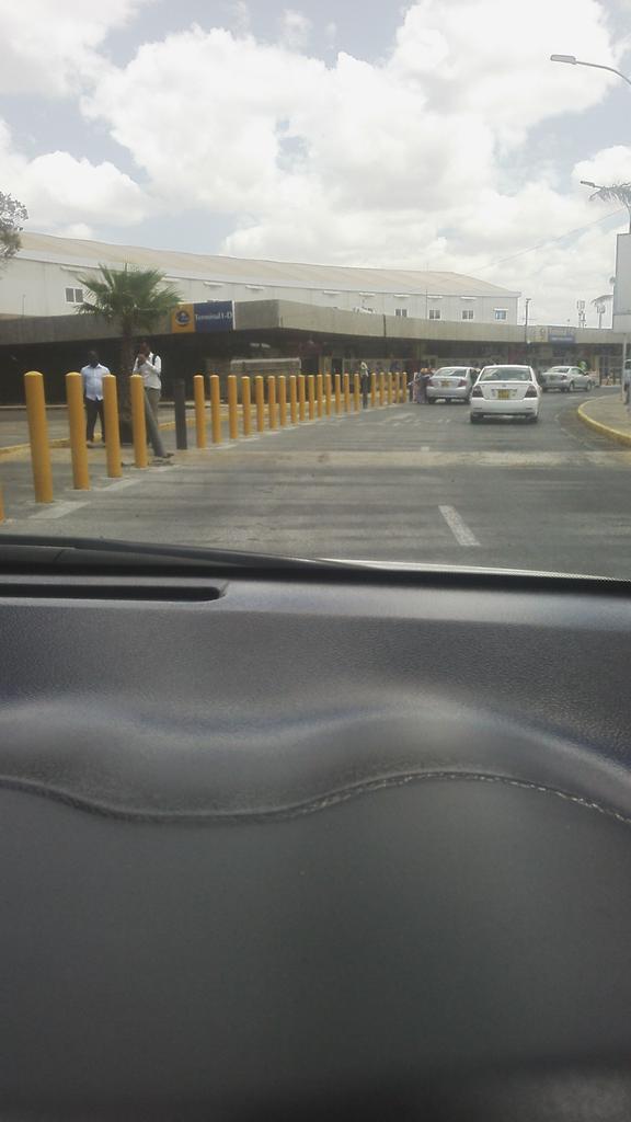 Kanizzo254's tweet image. @KenyaAirports is your thinking okey? By barring these drop off points, are you creating/ reducing traffic?? #ParalysisToProsperity #InfrastructureScam. Whats your mission in life?